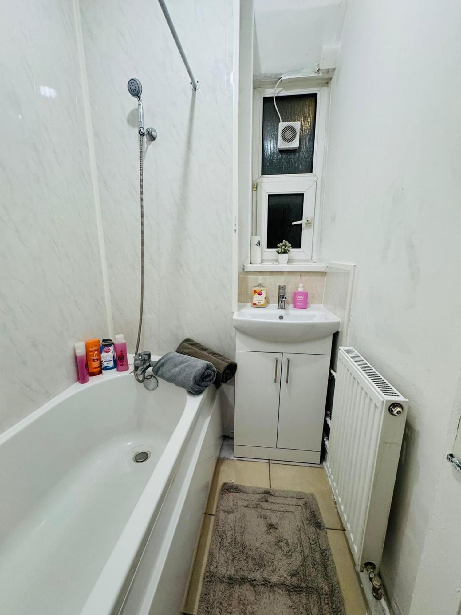 1 Bedroom Flat In Whitechapel, Londen Buitenkant foto