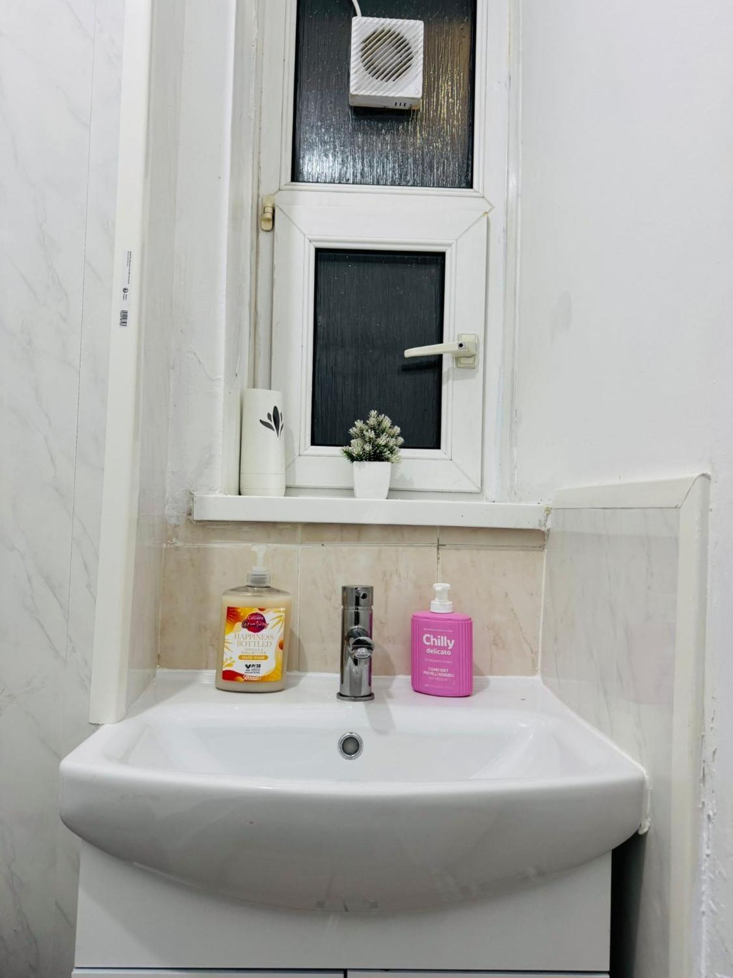 1 Bedroom Flat In Whitechapel, Londen Buitenkant foto