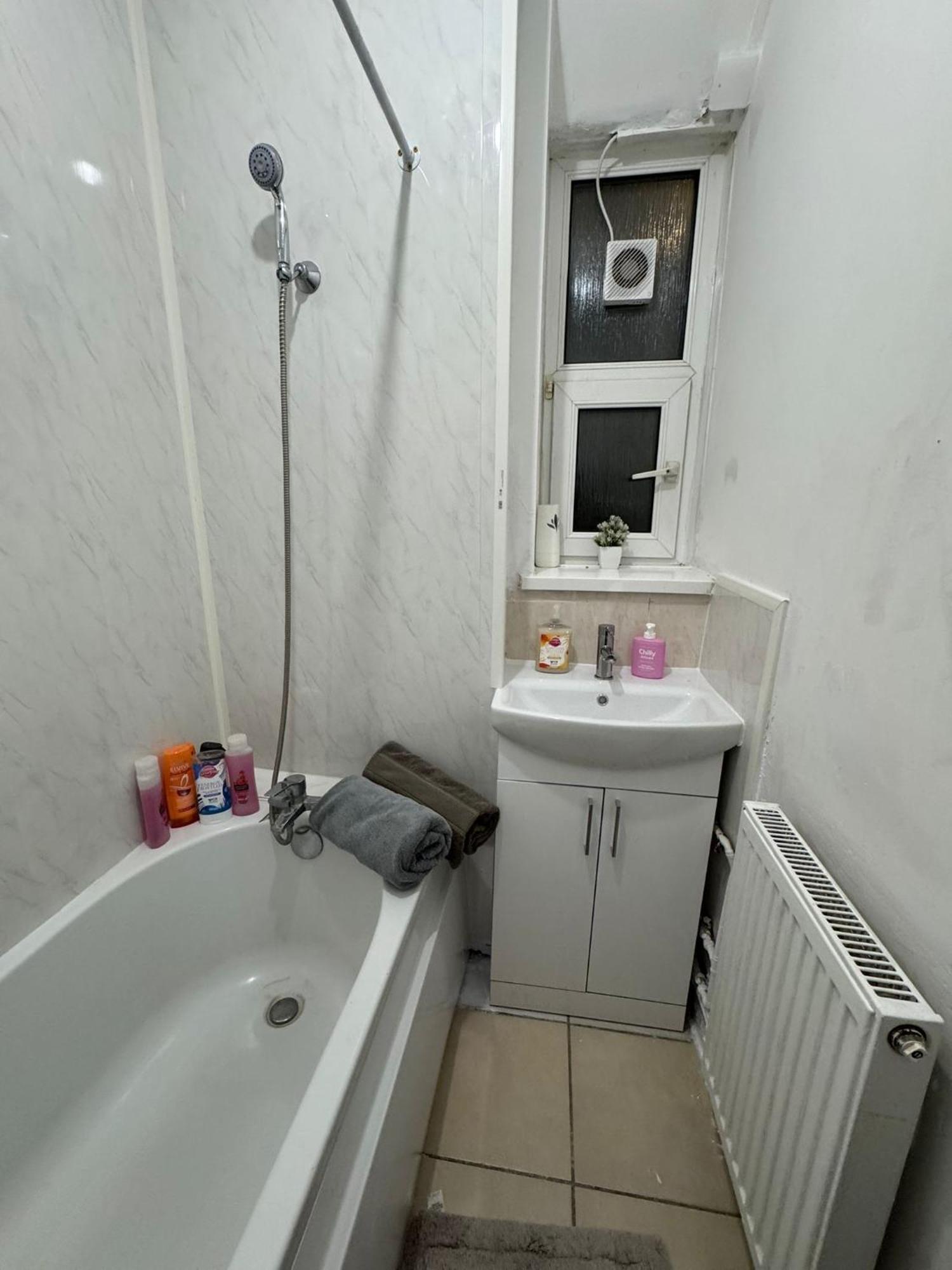 1 Bedroom Flat In Whitechapel, Londen Buitenkant foto